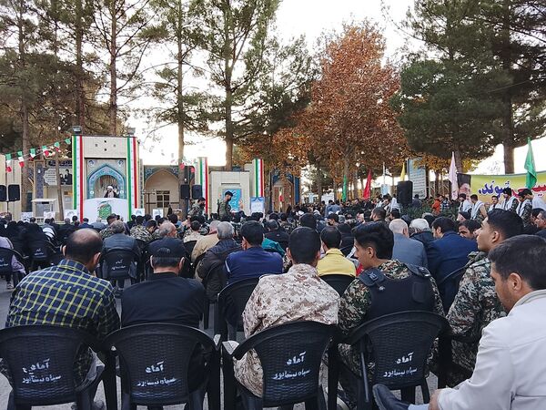 غبارروبی و عطرافشانی گلزار مطهر شهدا در نیشابور 