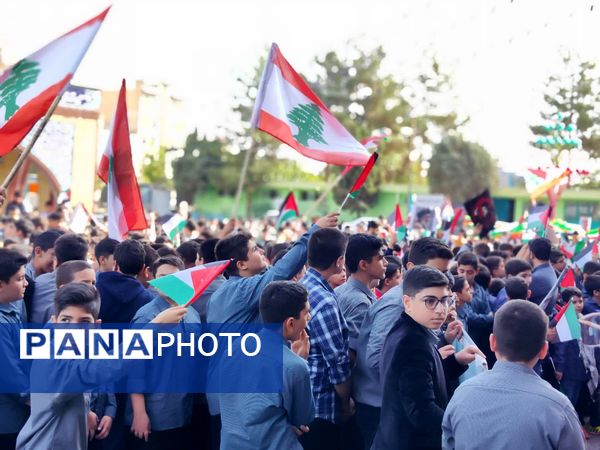  ادای احترام دانش‌آموزان و فرهنگیان شهرستان پاکدشت به مقام شامخ شهیدان مقاومت و شهید سید حسن نصرالله 