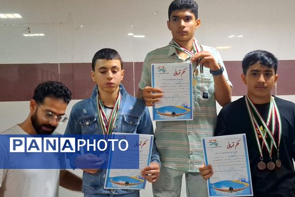 مراسم تقدیر از دانش‌آموزان مقام‌آور در مسابقات شنا در شیراز 