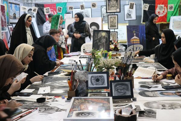 حضور پرشور دانش‌آموزان در نمایشگاه قرآن و عترت در حرم مطهر رضوی