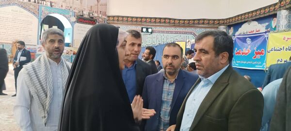 برپایی میز خدمت ادارات در مصلای نماز جمعه شهرستان محمودآباد