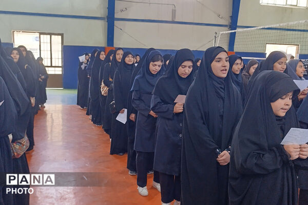 بازدید مدیرکل آموزش و پرورش خراسان شمالی از تمرین سرود «رهبر شهیدم» دانش‌آموزان بجنوردی