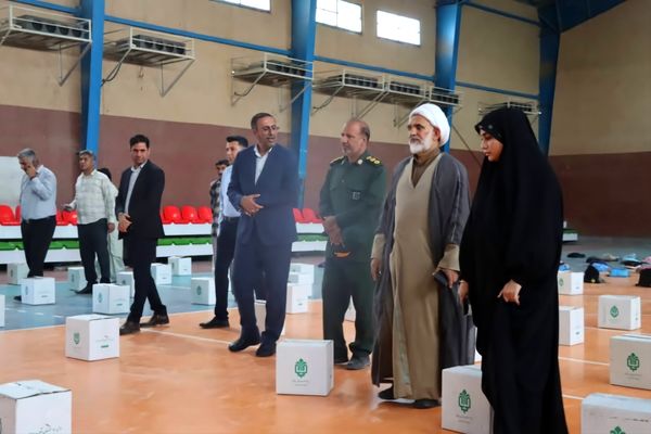 توزیع ۷۰۰ بسته نوشت افزار بین دانش‌آموزان نیازمند شهرستان قلعه‌گنج در پویش مهر علوی