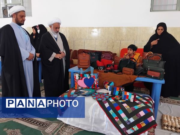 بازارچه‌ هنرهای‌ دستی‌ با رنگ و بوی عید