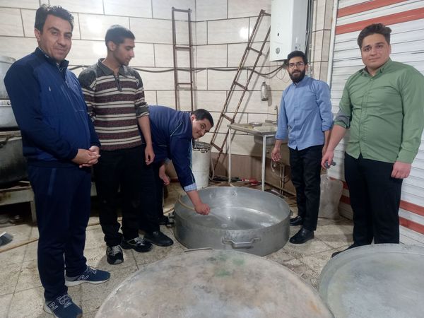 آماده‌سازی غذای افطاری با کمک دانش‌آموزان دبیرستان نمونه آیت‌الله خامنه‌ای 