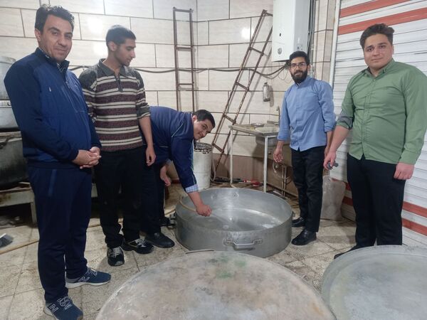 آماده‌سازی غذای افطاری با کمک دانش‌آموزان دبیرستان نمونه آیت‌الله خامنه‌ای 