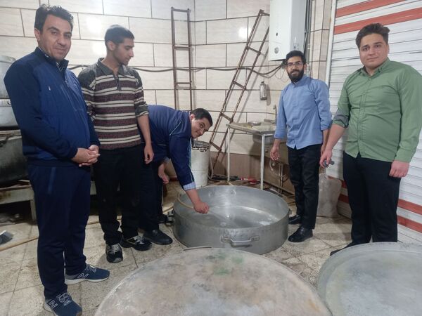 آماده‌سازی غذای افطاری با کمک دانش‌آموزان دبیرستان نمونه آیت‌الله خامنه‌ای 