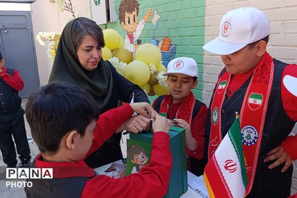 جشن عاطفه‌ها در دبستان ایمان همزمان با سراسر کشور