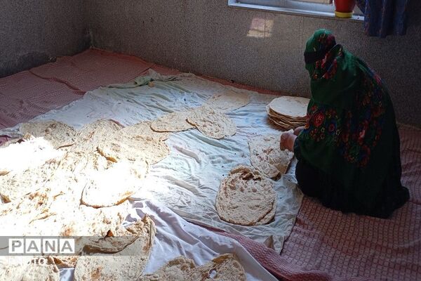 کمک به پخت نان به عشق آقای شهید ایران 