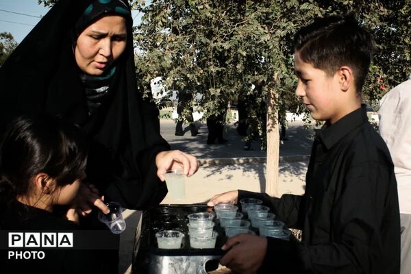 حضور خانوادگی نوجوانان دهه نودی در پیاده روی اربعین حسینی(ع)