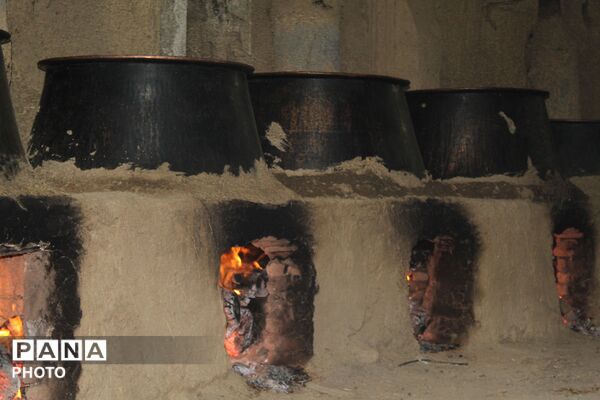 آماده‌سازی حلیم عاشورا در روستای اسحاق‌آبادی نیشابور
