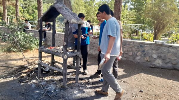 خودکفایی در آشپزی؛ دانش‌آموزان جوجه را از زغال تا سفره رساندند