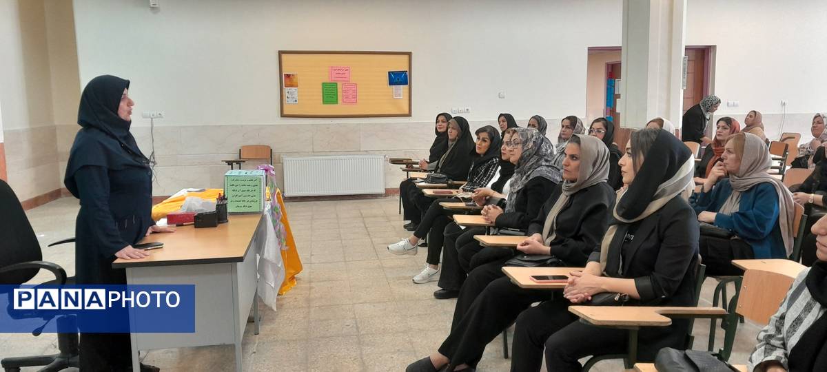 اولین جلسه دیدار چهره به چهره اولیا با دبیران دبیرستان فرزانگان استعداد درخشان ملارد