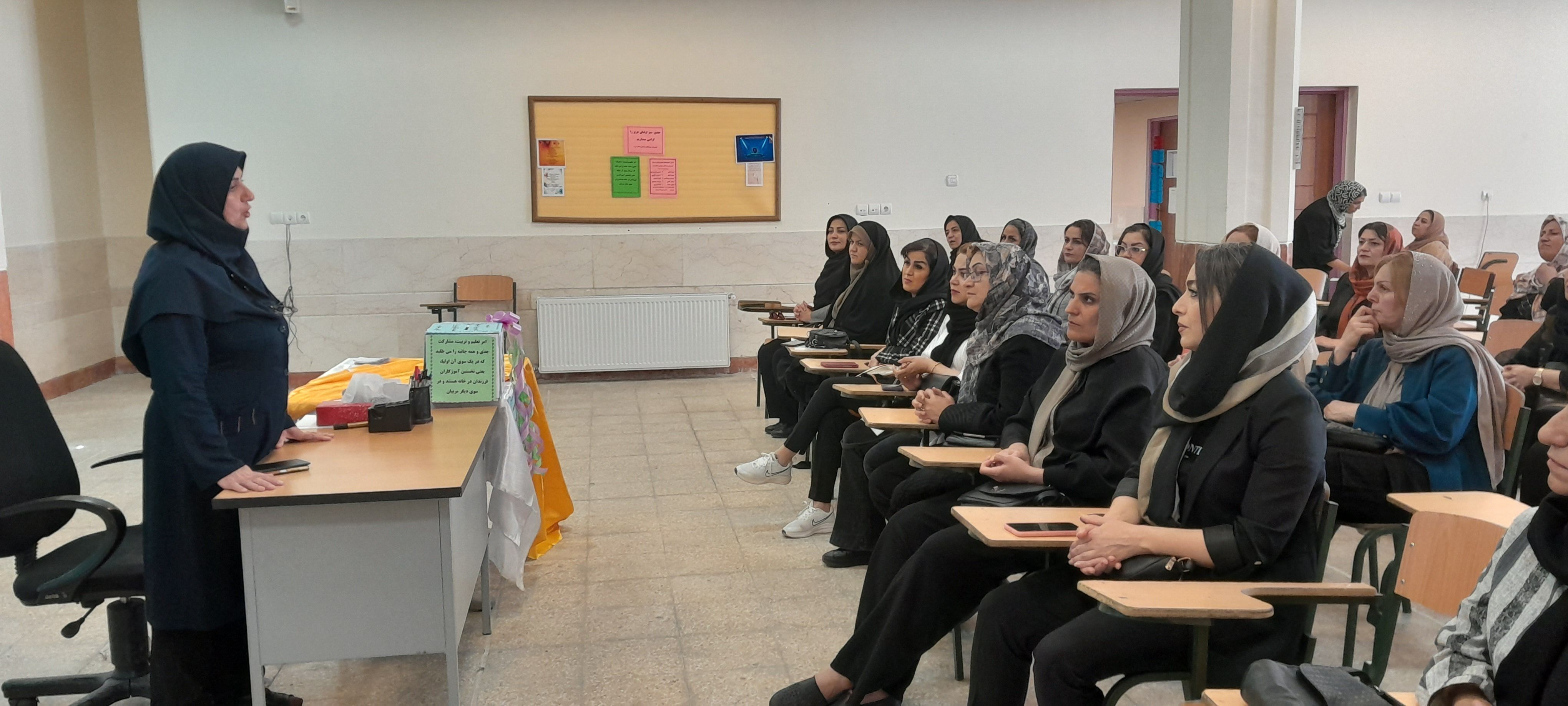 اولین جلسه دیدار چهره به چهره اولیا با دبیران دبیرستان فرزانگان استعداد درخشان ملارد