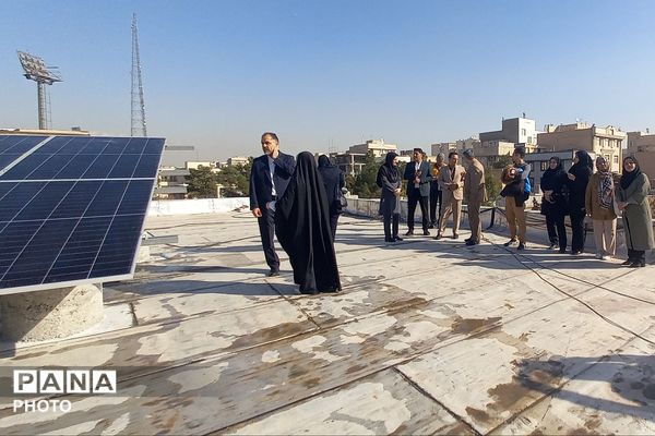 نصب پنل‌های خورشیدی و اتصال آن به شبکه برق رسانی منطقه در هنرستان قدس ناحیه دو شهرری 