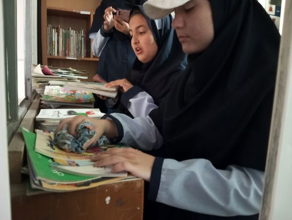غبارروبی نمازخانه‌ دبستان ناهید نخودی نیشابور