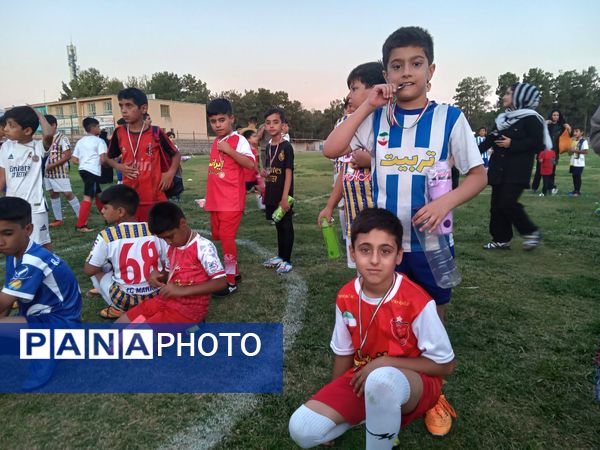اختتامیه کلاس‌های اوقات فراغت فوتبال در سالن تربیت‌بدنی شهید عابدی