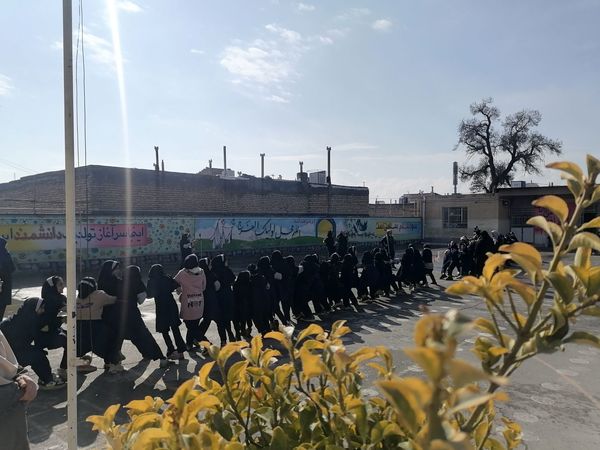  مسابقه طناب کشی به مناسبت دهه فجر در مدرسه ناهید نخودی 