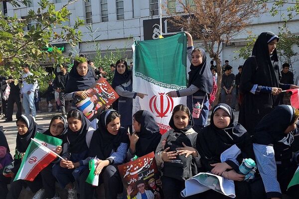 گرامیداشت و حضور پرشور مدارس اسلامشهر در راهپیمایی روز دانش‌آموز