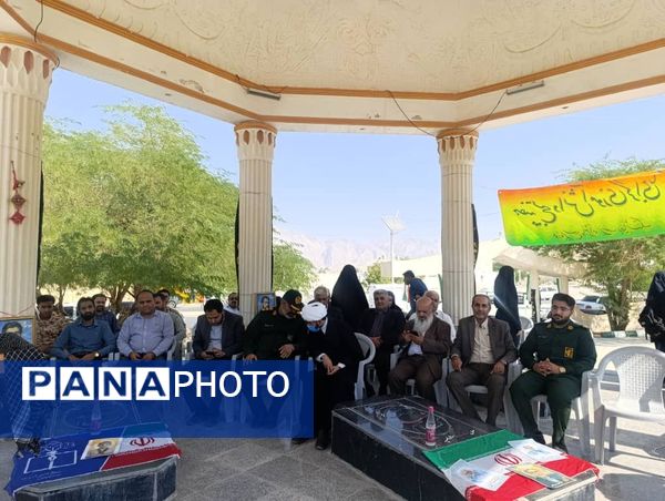 عطر‌افشانی و غبارروبی مزار شهدای بستک