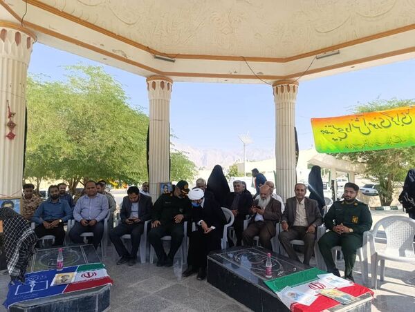 عطر‌افشانی و غبارروبی مزار شهدای بستک