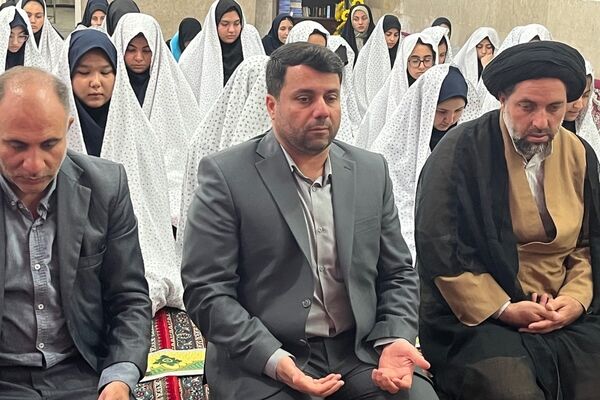 برپایی نماز جماعت همراه با بزرگداشت و تجلیل از مقام‌آوران دانش‌آموزی مدرسه نمونه دولتی ارشاد