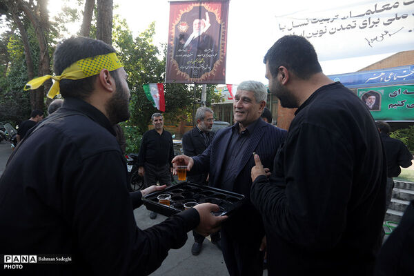 بازدید رئیس دانشگاه فرهنگیان از موکب‌های پذیرای زائرین مراسم امام شهید در این دانشگاه