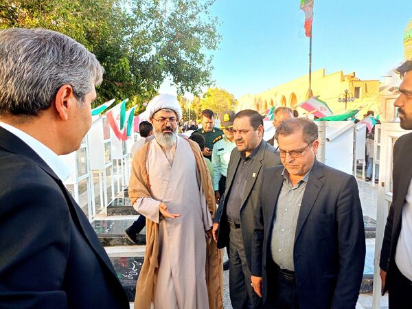 دولتمردان غبار از مزار شهدا برداشتند 