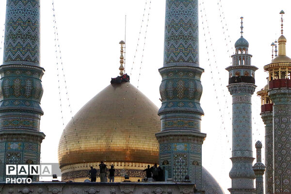 اهتزاز پرچم عزا بر فراز گنید حرم حضرت فاطمه معصومه(س)