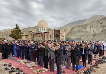 زمزمه دعای پیروزی و شکرگزاری بر لبها در روز عید سعید فطر