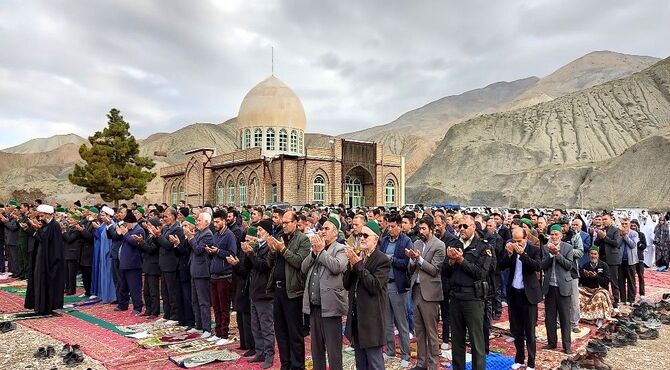 زمزمه دعای پیروزی و شکرگزاری بر لبها در روز عید سعید فطر