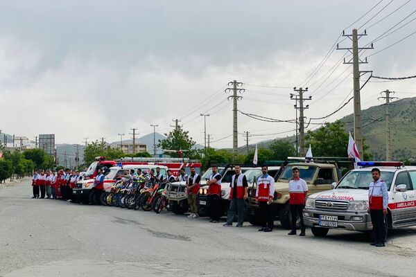 رژه باشکوه خودروهای امدادی به‌مناسبت هفته هلال‌احمر در بانه