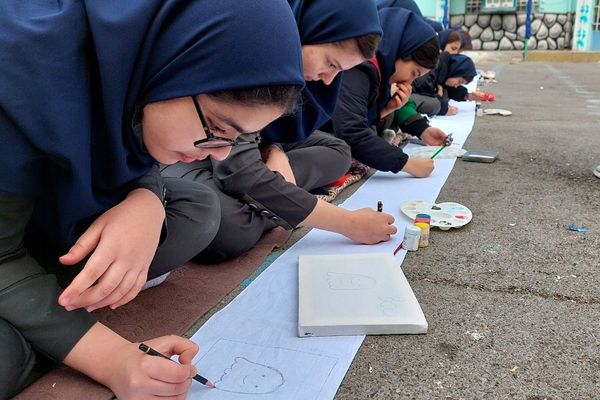 نمایشگاه دست سازه‌های دانش‌آموزان مدرسه شهید شرافت بهارستان‌دو