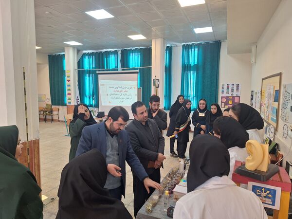افتتاحیه نمایشگاه پژوهشی و فناورانه دبیران و دانش‌آموزان شهرستان ملارد در دبیرستان فرزانگان استعداد درخشان