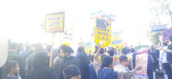 حضور پرشور دانش‌آموزان دبستان پسرانه فضیلت در راهپیمایی یوم‌الله ۱۳آبان 