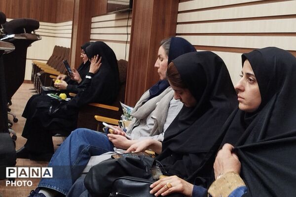 تقدیر از معلمان نمونه استانی به مناسبت گرامیداشت هفته معلم در ناحیه دو شهرری 