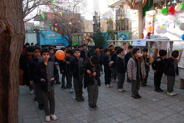 صبحگاه پرشور پاییزی در مدرسه نور ایمان بهارستان‌دو