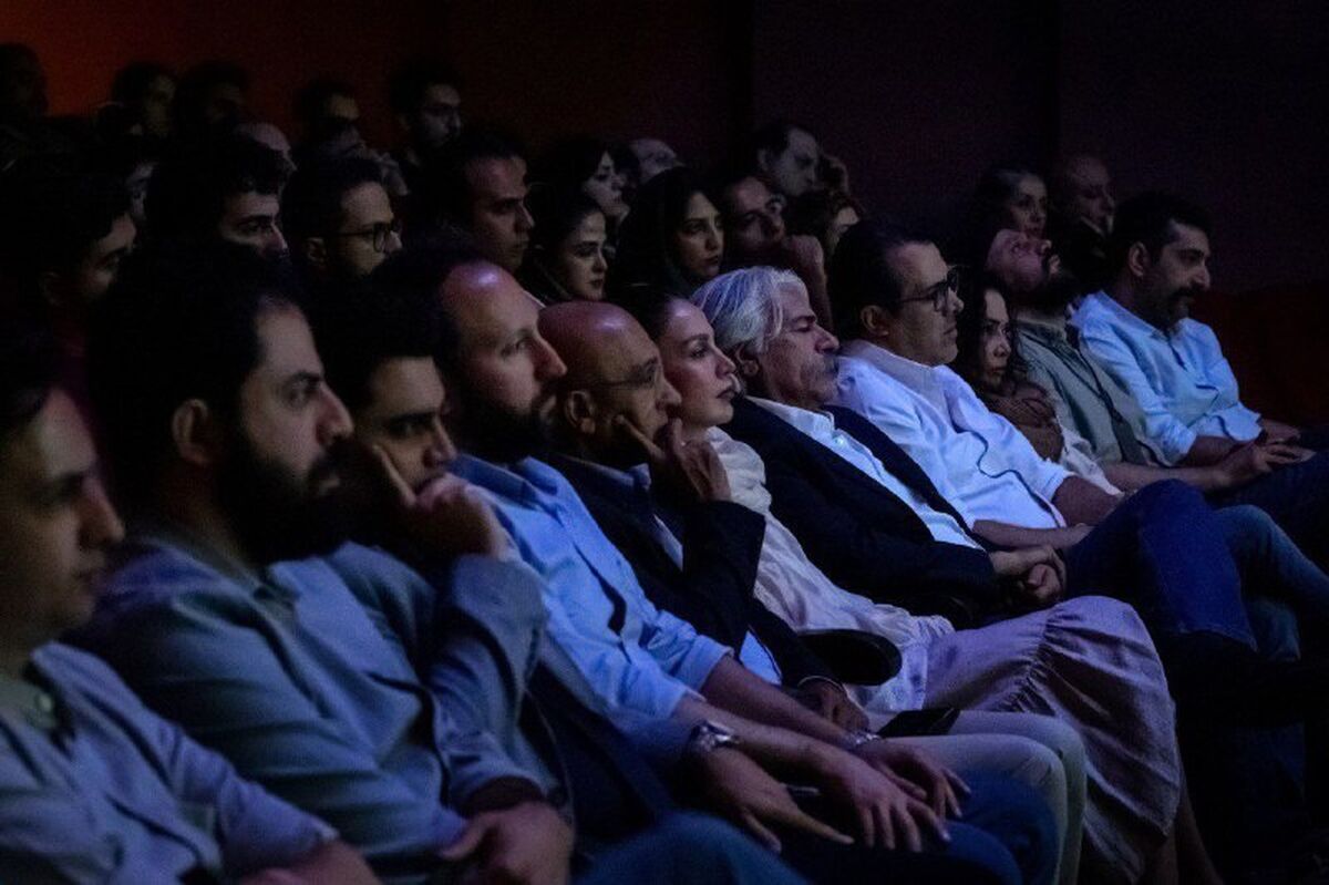 کیهان کلهر به تماشای بداهه نوازی تار و تنبک نشست