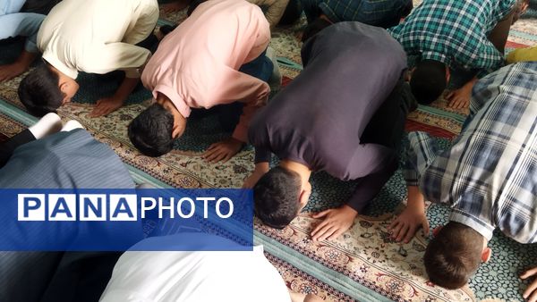 اولین نماز جماعت دبیرستان شاهد ابوذر غفاری در سال تحصیلی جدید 