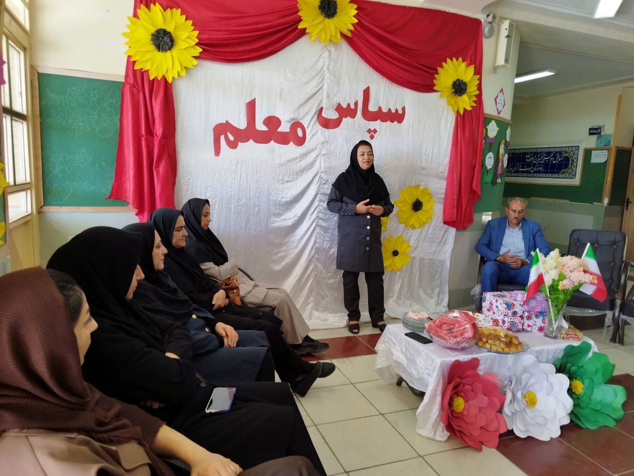 تجلیل از معلمان و اعضای انجمن اولیا و مربیان در مدرسه حضرت رقیه(س)