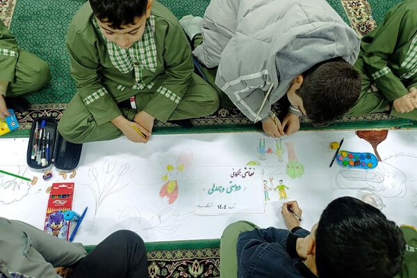 نقاشی همگانی دانش آموزان دبستان شهید رجایی جوه ای از دوستی و اتحاد