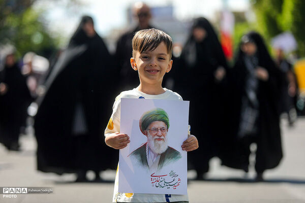 حضور دانش‌‌آموزان در چهلمین روز شهادت رهبر شهید انقلاب اسلامی