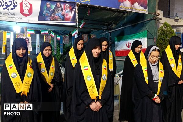 دبیرستان دخترانه ولایت در غرفه شهدای دانش‌آموز ورامین 