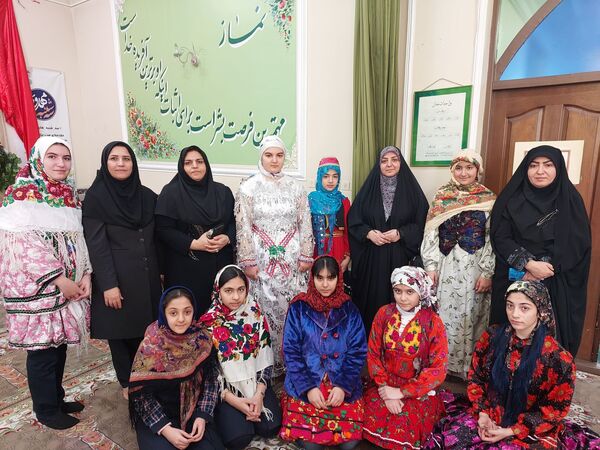 جشنواره غذا به‌مناسبت دهه فجر در دبیرستان معراج 