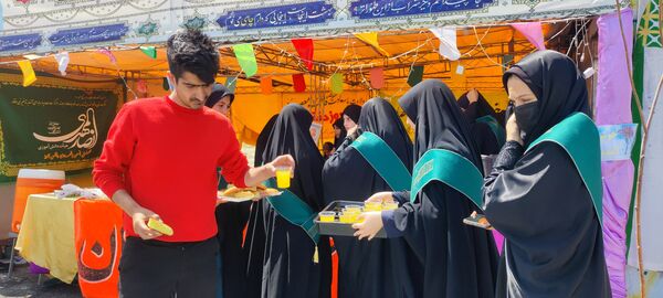 همکاری خادمیاران مدرسه فاطمیه با چایخانه دانش‌آموزی حضرت رضا (ع) در شیروان