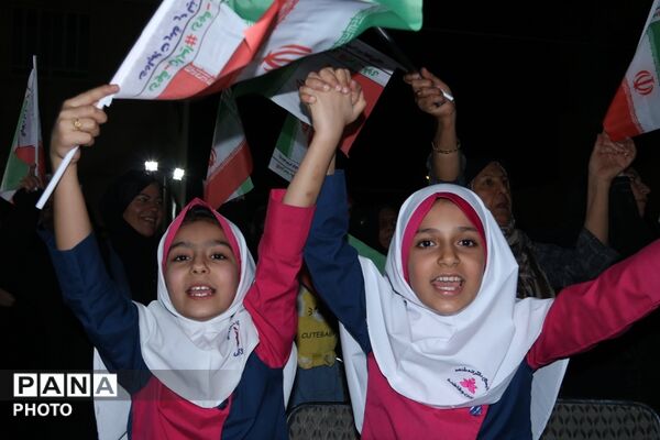 لاله‌های آسمانی در دبستان دخترانه حسین فاطمه یزد شکوفا شدند