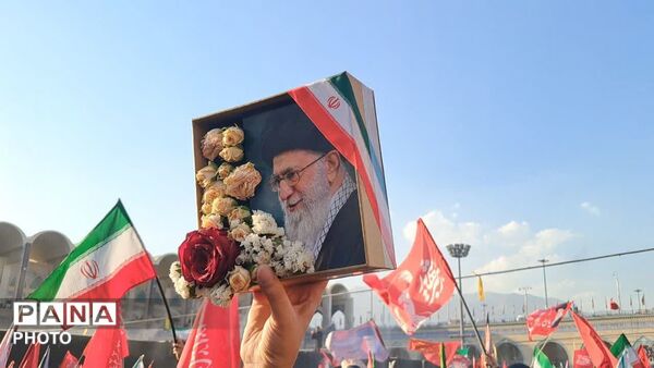 موج جمعیت در خیابان‌های تهران برای بدرقه رهبر شهید