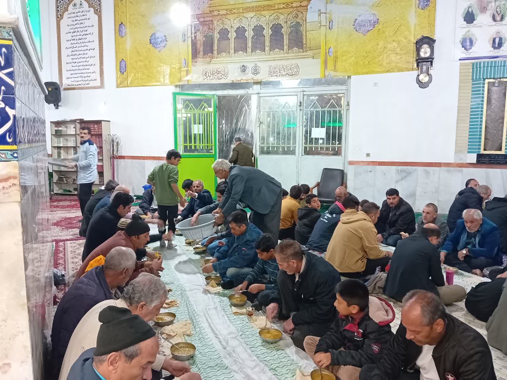 سفره افطار متبرک به آقا سید‌محمد(ع) در ماه مهمانی خدا در امامزاده سیدمحمد(ع) کاشمر
