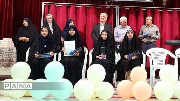جشن ستارگان و تجلیل از شاگردان برتر آموزشی و فرهنگی دبیرستان شاهد بحرینیان ناحیه۴ 