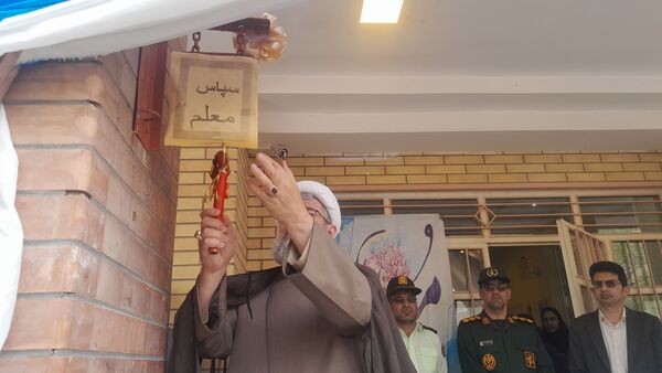 جشن سپاس معلم در دبیرستان قلم چی ۲